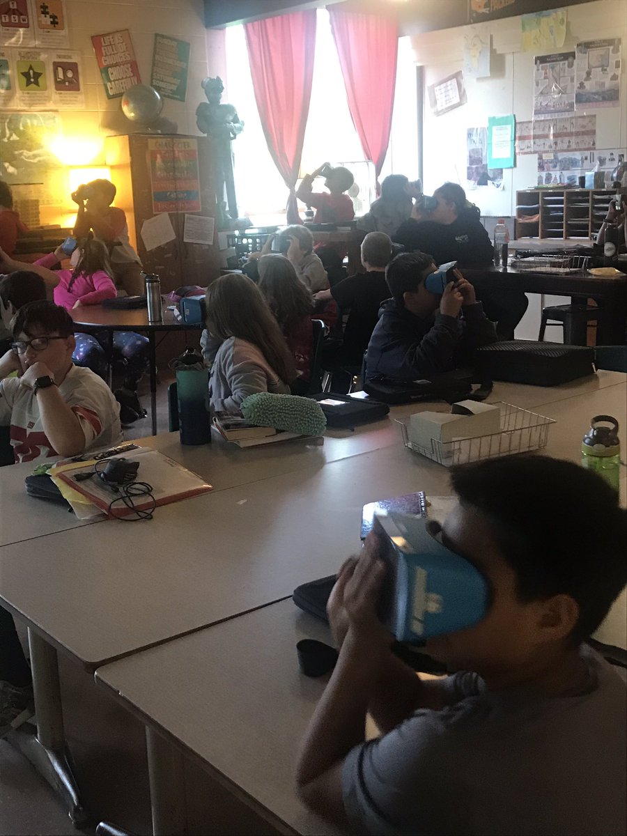 ItsJennMcMahon's tweet photo. Students created their own VR tours to show what they learned about landforms. This student is taking her classmates on a guided tour. @andy_braunel @NJSDHoraceMann @NeenahSchools #njsdlibraries https://t.co/dxvi0H55U7