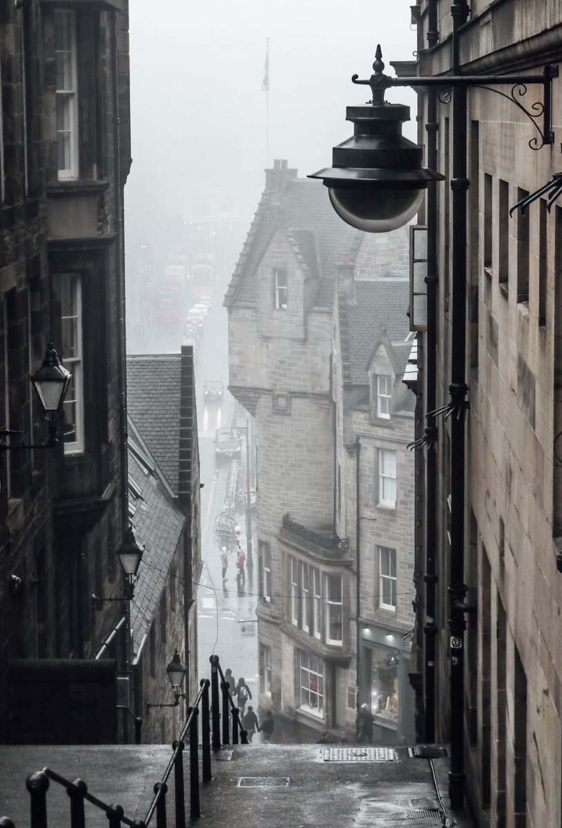 syiphee's tweet photo. Misty Edinburgh in Scotland https://t.co/Uk5dtnW5y9