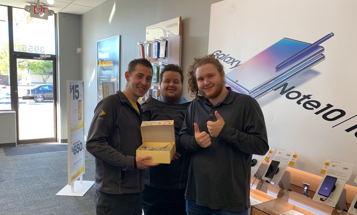 Team PW Grove City delighting customers!  #Top100#sprintdelightingcustomers ⁦