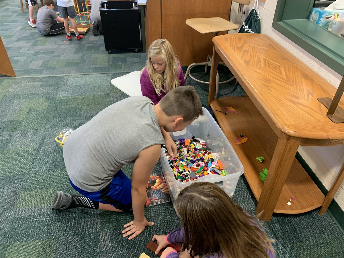 PesLibraries's tweet photo. Maker space Choice time @PendletonElem this week before Fall Break!! #pesistrong https://t.co/S2V4Mq1oga