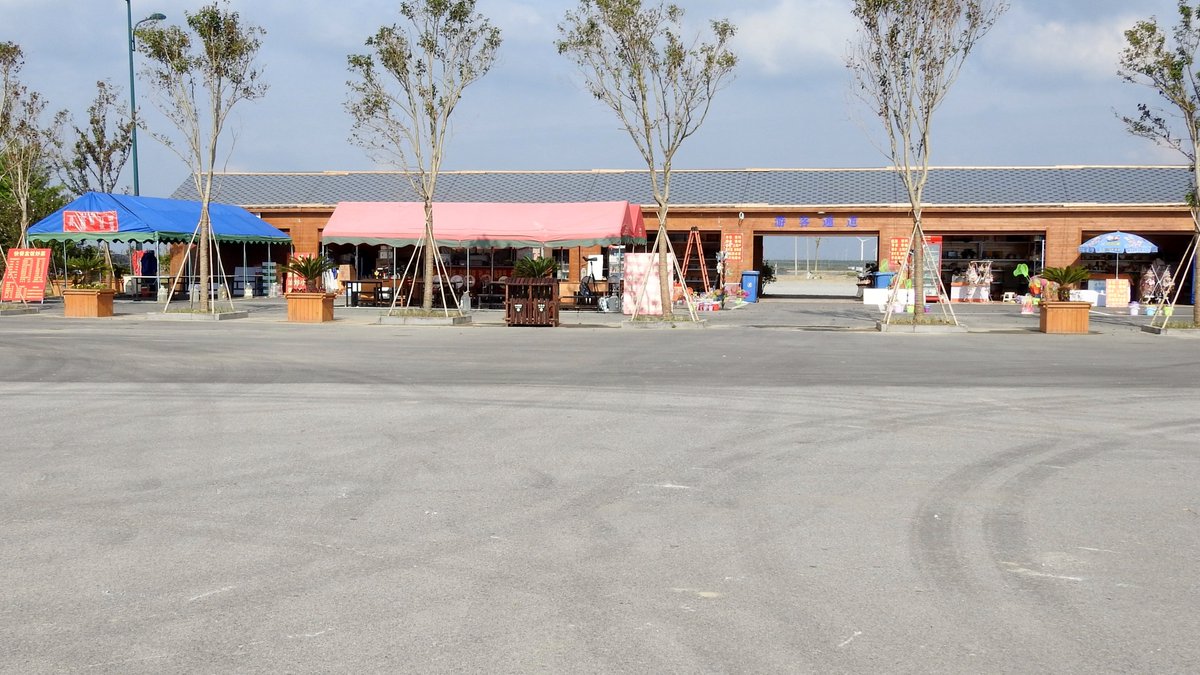 numenini's tweet image. Dongtai Tiaozini, is being developed to show people birds, especially the Spoon-billed Sandpiper for which it is famed. Since last year, new facilities have popped up for refreshing visitors, and facilitating access to the tidal flats, the latter still under construction. 2/6