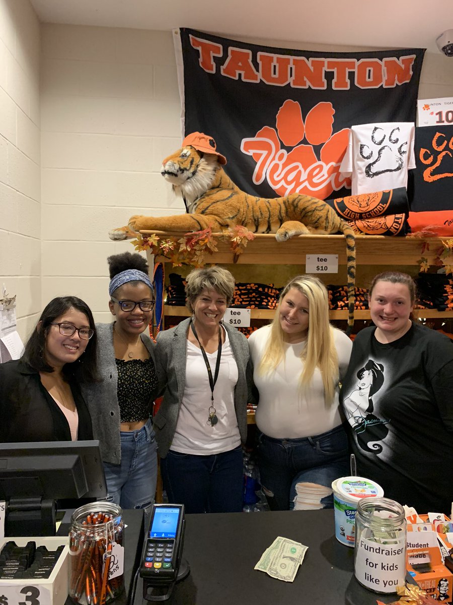 DecaTHS's tweet image. DAY 5 is one of the best days in DECA’s #decasbeweek! Today is all about the staff that makes sure our SBE runs smooth! A big thank you to Mrs. Sullivan for overseeing the Tiger Shack and making sure that we satisfy every single customer! #deca #massdeca #tauntondeca #taunton