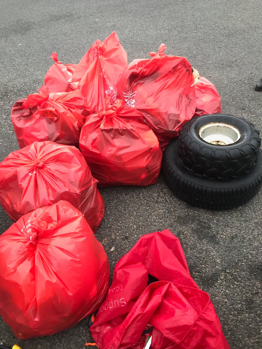 aforzaHQ's tweet photo. A blustery but fantastic morning spent litter picking at @ogmorebysea in partnership with @Keep_Wales_Tidy #marinecleancymru campaign. A big thank you to @BigLearningCo, @TramshedTech and @robakinsella for joining us! #fridaysforfuture #plasticpollution @PledgeOne https://t.co/YEQuqeJKc6