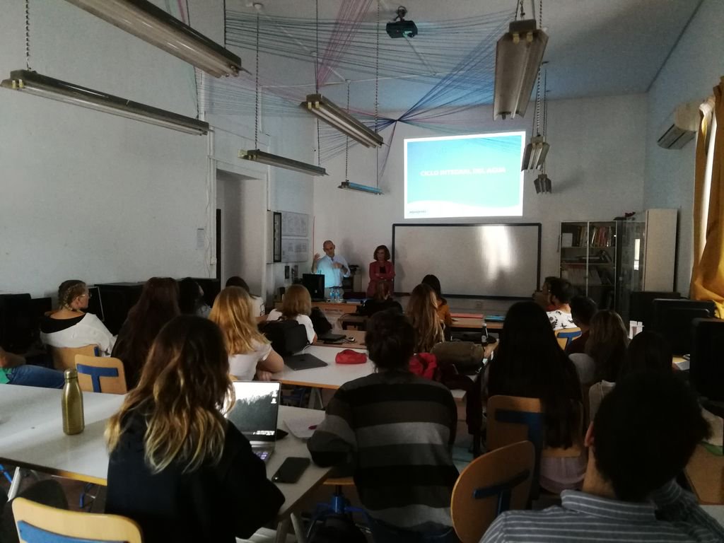 easdjerez's tweet photo. ¡Esta mañana hemos tenido una charla sobre "El Ciclo del Agua (#abastecimiento y #evacuación de #aguas)" en nuestra ciudad gracias a la empresa #Aquajerez y a los ponentes Ana Mª Bernal Ortega y Luis Ángel Rodríguez Cazalla!
#eajerez #jerez #diseñodeinteriores #EASDI https://t.co/Dm2QuZkmPR