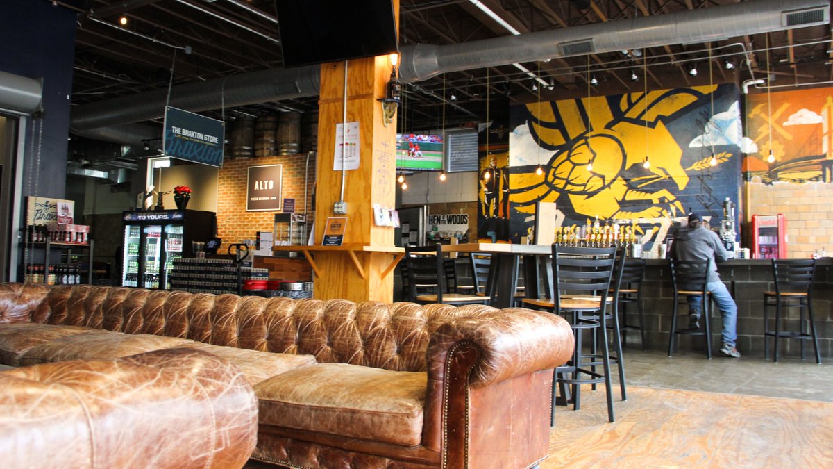 BraxtonBrewCo's tweet photo. In honor of @kentuckysedge in Northern Kentucky this weekend, we are hosting a special Kentucky Bourbon Trivia in the Taproom tomorrow from 2pm - 4pm!
Show us how well you know your bourbon and grab yourself a pour of 2018 Dark Charge! #KentuckysEdge #BourbonCulture https://t.co/mvSHGhp9o4