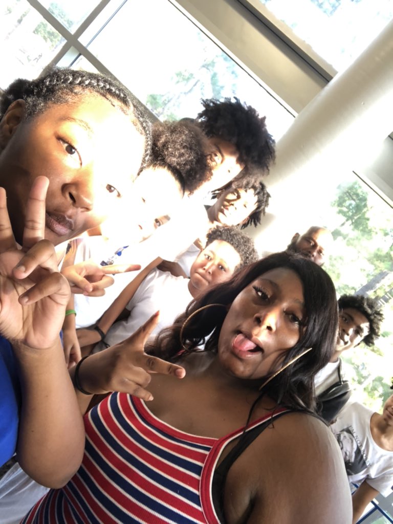 WestoverBBall's tweet photo. Itβs #WHSHoCo #SpiritDay #ColorWars !! Rockin with the Class of 2023! #FreshInWhite
@WestoverHS https://t.co/Gp1hnp1mWz