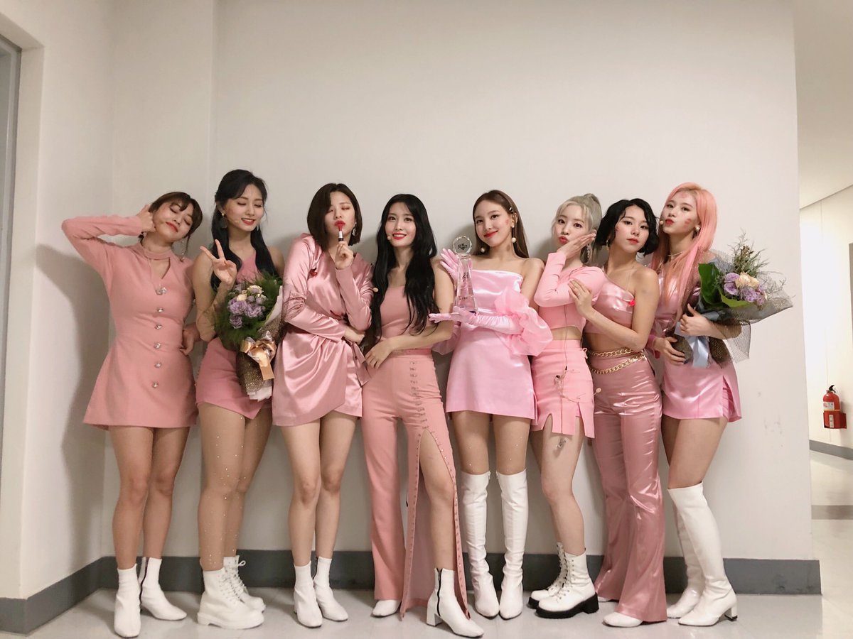 S_TWICE_2's tweet photo. 다른멤버들보다..유난히 얼굴이 붉은 사나.. https://t.co/wD9gbACVVe