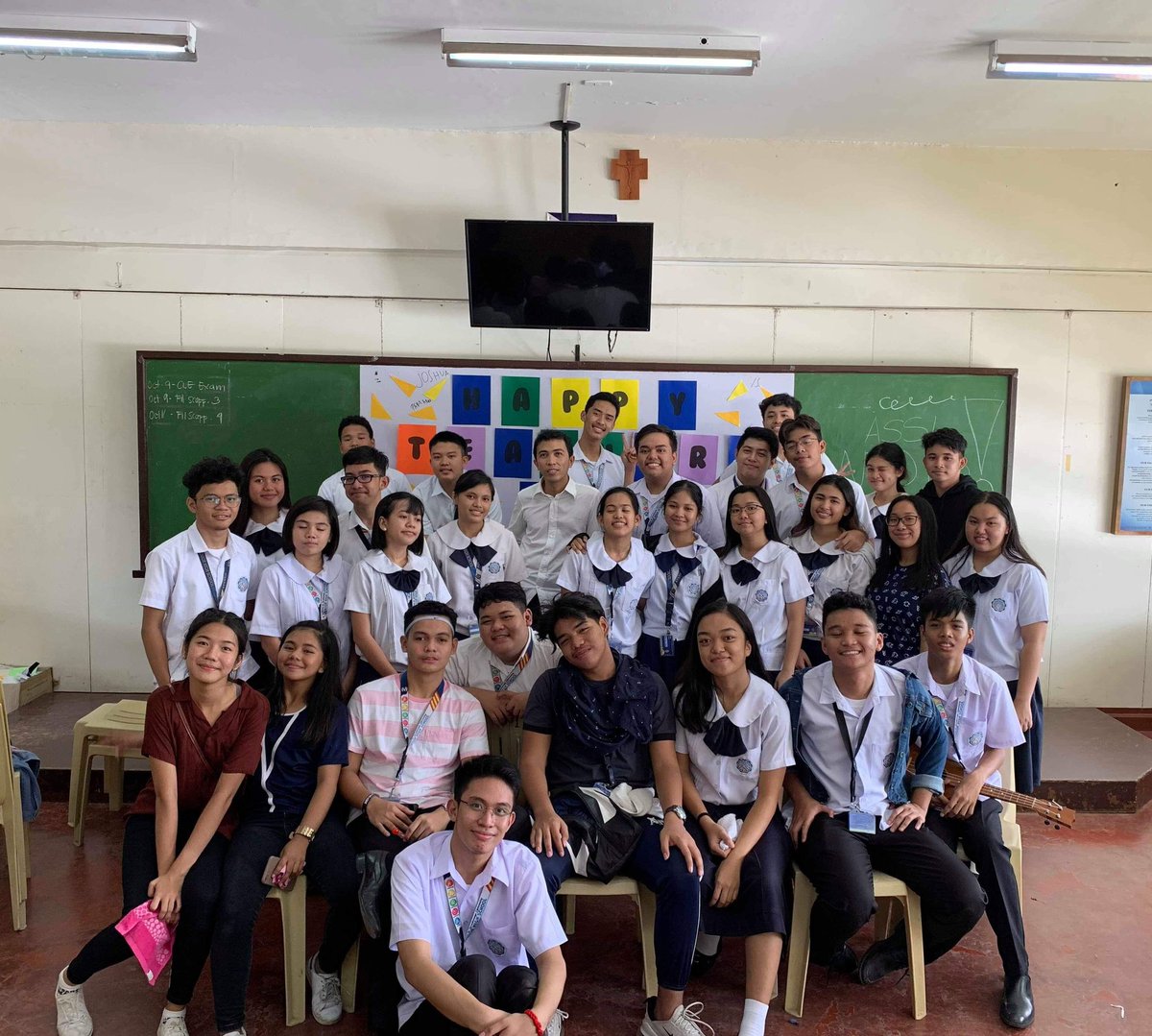alphnsrdgz's tweet photo. last teachers' day with our last mod in jhs 😥😥😥😥
#depressionism
#daddyJames
#seeYoub4xmAs https://t.co/0tbfp5uH31