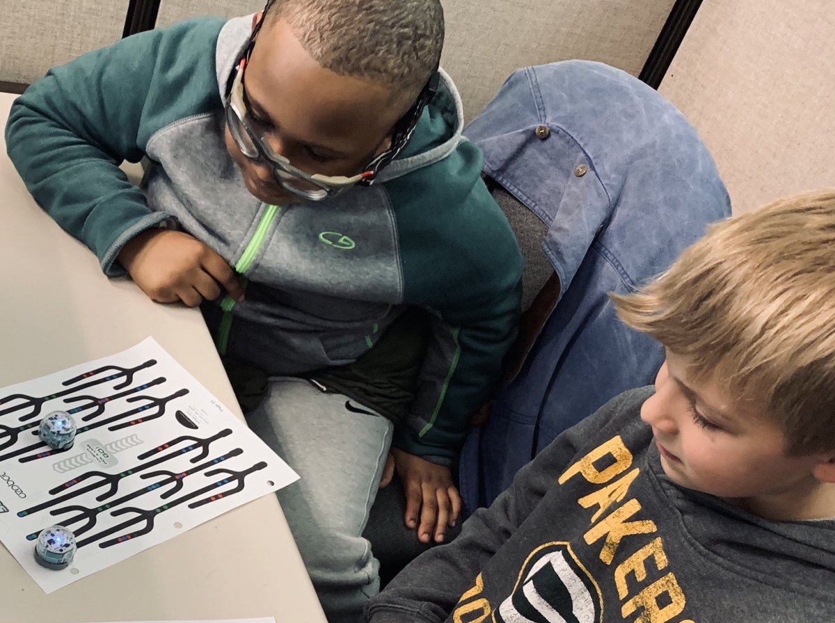 LearnCodeRobots's tweet image. Who’s gonna win the Ozobot race? ⁦@Ozobot⁩ #RVCHourOfCode
