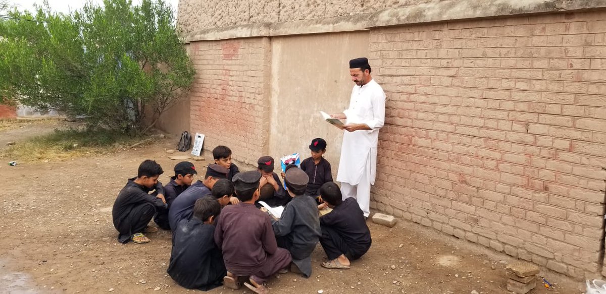 khr546's tweet photo. @saeeddanish @ImranKhanPTI @JAfridi10 
فاٹا میں تعلیمی ایمرجنسی کے بعد کاصورتحال اساتذہ کی ٹوٹی پھوٹی کرسیاں 
بچے بغیر بلیک بورڈ اور بغیر ٹاٹ کے پردہ ہیں مخیر حضرات کی امداد کی اپیل https://t.co/3wMfFROgxC