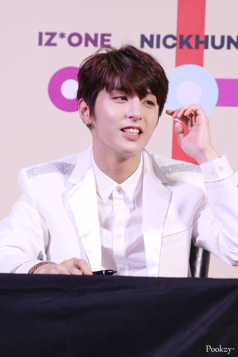 pookzy's tweet photo. 190928 KCONTHAILAND | STAR SQUARE | 💗คิดถึงบ่อย อย่างน้อยก็แค่เหนื่อยหัวใจ 💗😊
.
.
#Golden_Child #Y #와이 #GoldenChild_KCON #KCON19TH #KCON2019THAILAND
.
#골든차일드_보고싶어_사랑해 https://t.co/7cmHjqKy8x