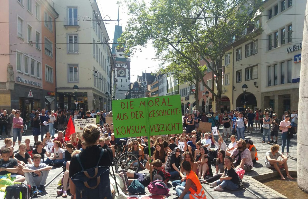 F4F_Freiburg's tweet photo. Wir „crashen“ den #MegaSamstag!🌍🌪 Du bist morgen um 15:00 “zufällig“ in der Stadt und bist genervt davon, dass trotz der #Klimakrise alle fröhlich weiter konsumieren? 🤑 Dann mach mit bei unserem Die-In!
Treffpunkt: Morgen 15:00 am Platz der alten Synagoge!
#FridaysForFuture https://t.co/5eVheOrp1D