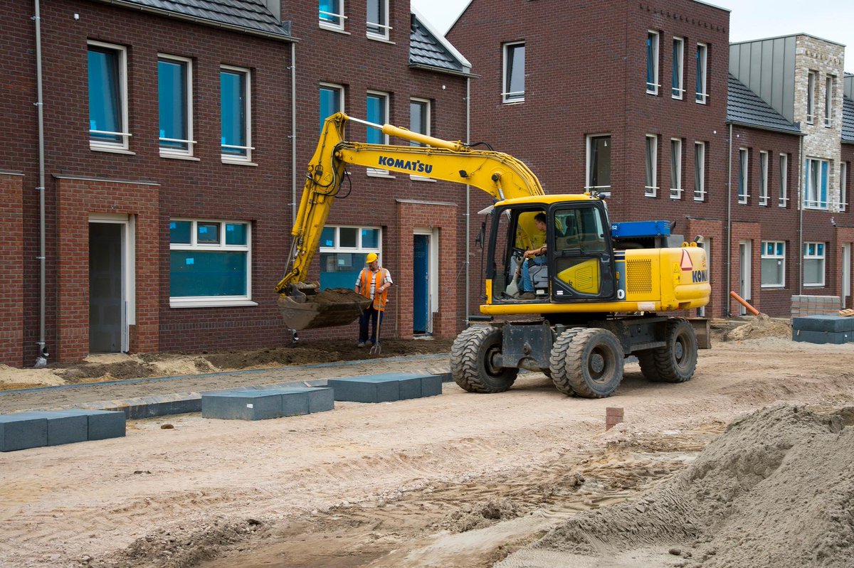 MinBZK's tweet photo. Vergunningverlening voor nieuwe bouwprojecten komt weer op gang. Zonder stikstofdepositie is geen vergunning nodig. Voor projecten met stikstofdepositie zijn er op korte termijn verschillende mogelijkheden. Meer info: https://t.co/eIh3FsKaua #stikstof #PAS #woningbouw https://t.co/zLcGMJMeDS