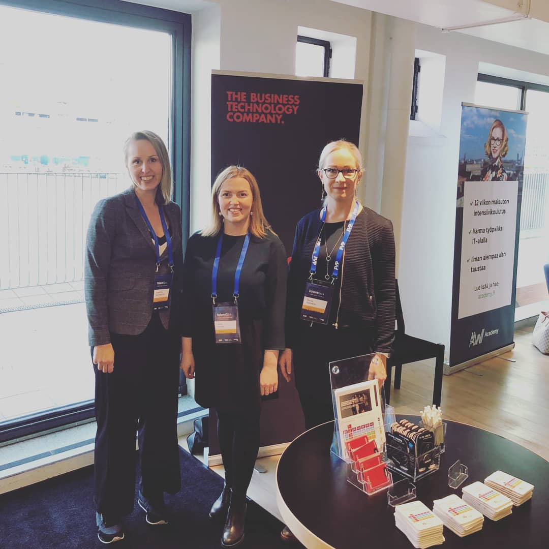 MirvaSainiemi's tweet photo. Jos olet tänään #TalentGo -tapahtumassa, niin tule moikkaamaan meitä! 🙋♀️ Täällä ollaan Ainon ja Susannan kanssa @Sofigate -ständillä. LinkedIn Cafessa pian urasparrausta tarjolla.
#talentgo2019 #finlandyoungprofessionals #fyp #networking #careercoaching https://t.co/H75eDFGFkm