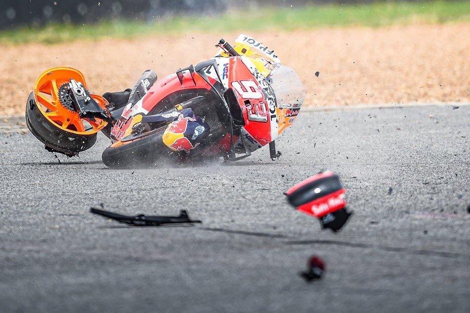 marcmarquez93's tweet photo. Imágenes de la caída de hoy, nos hemos librado de una buena! 👍🏼
Pics of the crash, luckily we could ride again!
#ThaiGP
Pics by @ChangCircuit https://t.co/5tVfmCOZcu