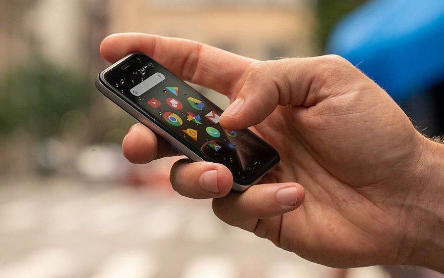 CounterPointTR's tweet photo. Our latest blog by @MKlaehne on minimalist smartphones is out now. It explains how minimalist phones tend to simplify and declutter our digital lives.
Read the full blog here: https://t.co/R6huV8sezS
#MinimalistPhones #PalmPhone #LightPhone2 #technews #technology https://t.co/pl31yAh2nG