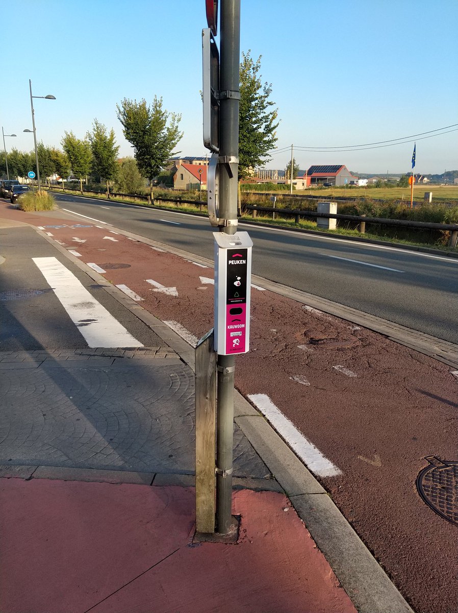 De Panne - België
Ook in België hebben ze GumBuddy gevonden! In de Panne zijn diverse GumBuddy voorzieningen geplaatst. Daar doen ze zelf het onderhoud en wij halen als de speciale container vol is de verzamelde kauwgom op voor recycling!  #kauwgom #zwerfafval