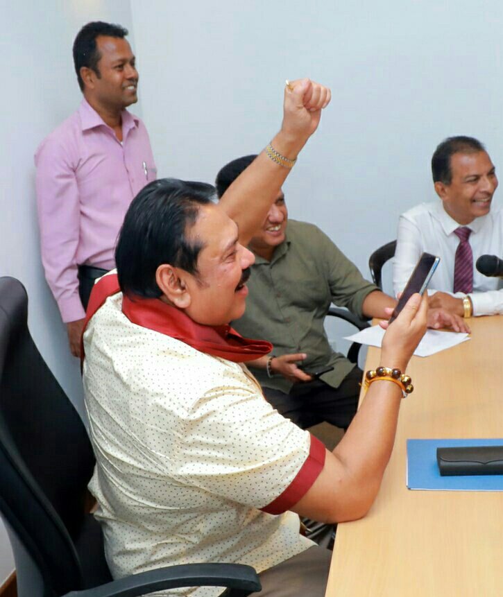 PodiMalli's tweet photo. When your crush finally messaged you #PressPollSL https://t.co/SjFMgWKzEr