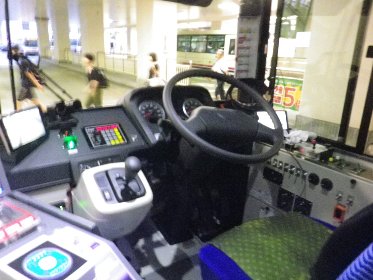 Tama３express 日野新型ハイブリッド車紹介3回目 運転席周り編 1枚目 運転席 初めて見るメーターと6速amt Pro Shift６ 2枚目 運転席の横の窓の部分 19年から装着され始めた運転席横のサンバイザー そして上にはインターフォンアンプとデジタコ