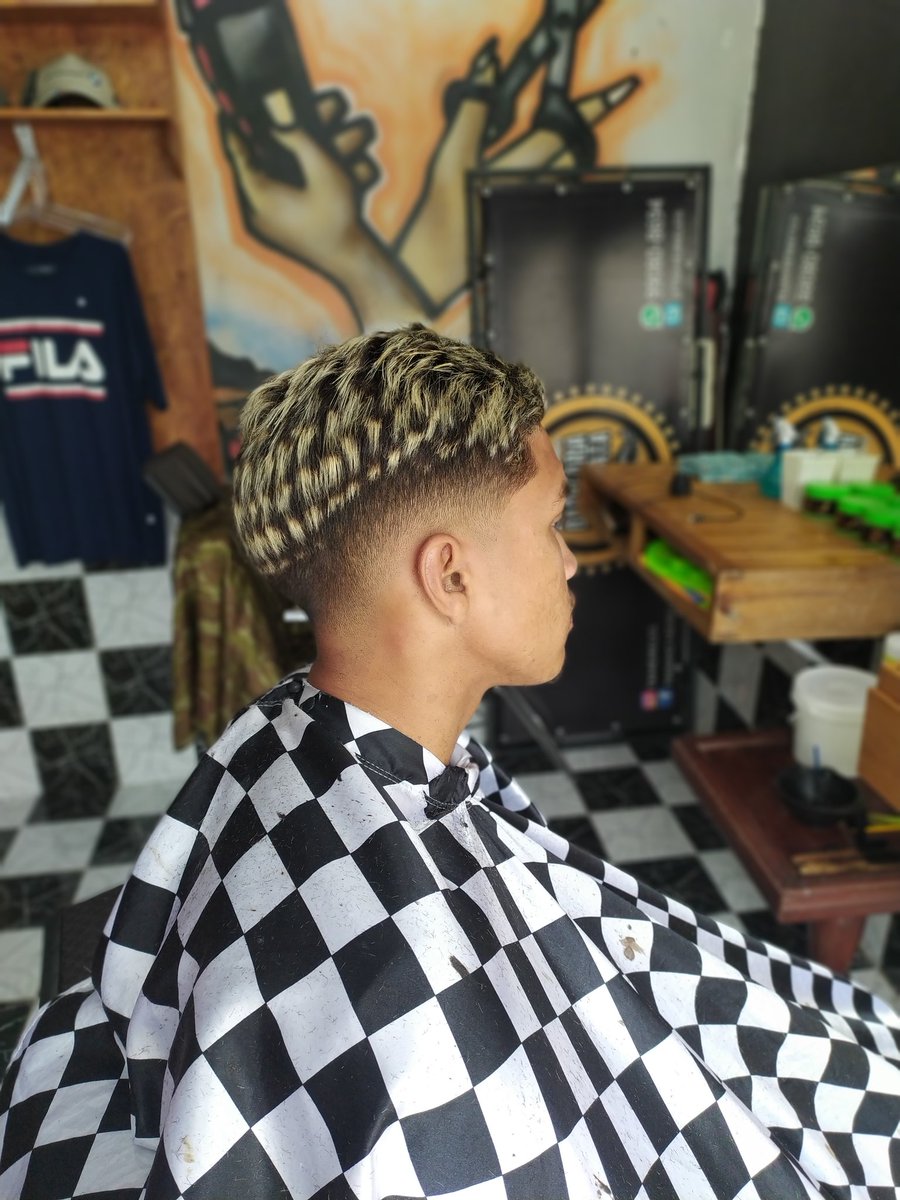 tkmeireles's tweet photo. Julgar é muito fácil, difícil é ver nossa correria...💥🏌️✂️💈

#Evoluindo 💪📏
#Bem_Espalhado 
#Agendamentos 📒🖋💈
#Maranata #VemJesus🙏 https://t.co/z1KCYTHI6c