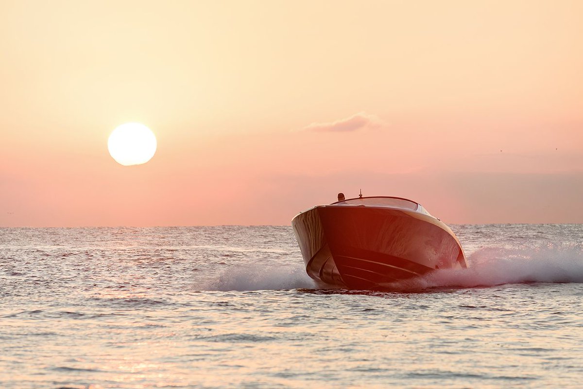 The #AM37S is fitted with twin 520 hp Mercury petrol engines for a maximum speed of up to 50 knots. It offers the #ultimate sports driving experience on the water for every occasion, from a runabout to a superior commuter.
#poweredbymercury