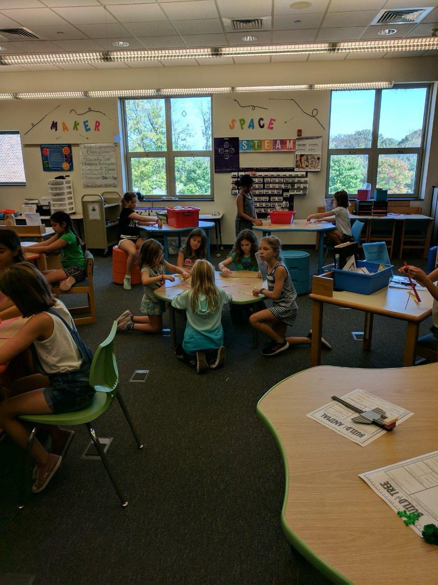 UESLibrary's tweet image. Harry Potter comes to life in a UES library club. #futureleaders @UESPrincipal