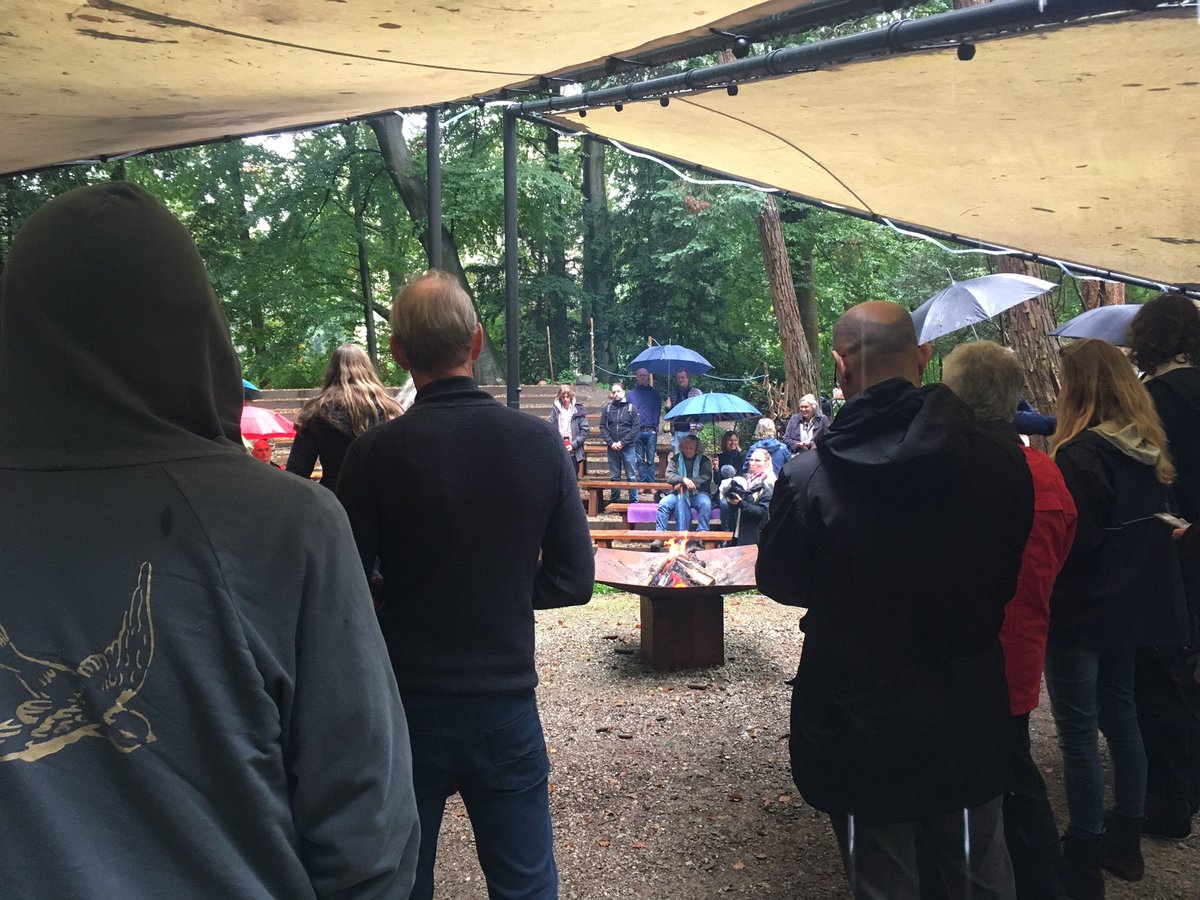 demooierewereld's tweet photo. Vuurceremonie tijdens #thebigcleanupexperiment: laat achter wat je niet meer dient! #CharlesEisensteinNL https://t.co/sMcn8972ff