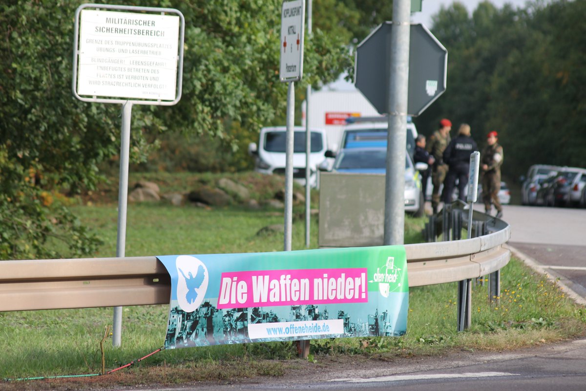 Sigi_Magdeburg_'s tweet photo. warum eingangs der Betonstrasse (Hintereingang #GÜZ) immer noch dieser alte Panzer auf einem Sockel dahinrostet ist mir schleierhaft, wir Aktivist*innen der #BIoffeneHeide standen gestern wieder als Protest gegen #Rüstungsgebahren / #Militärrhetorik / https://t.co/il2v0H2CH2