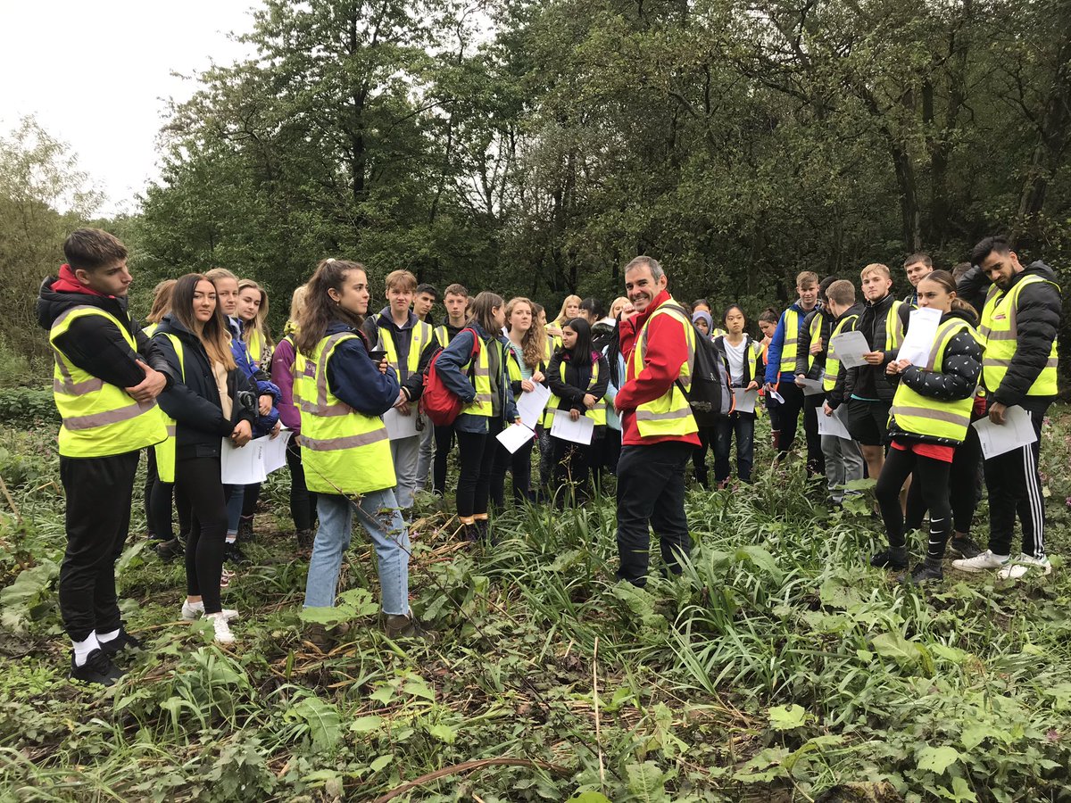 GeographyUOM's tweet photo. #HurricaneLorenzo has passed and the sun is out. Our first year undergraduates are #macroinvertebrate #kicknet sampling as part of their Researching #Manchester module https://t.co/UYKS22MZaA