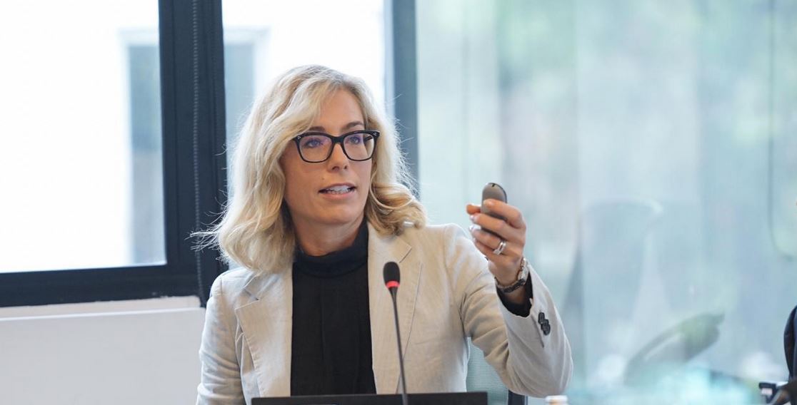 camaracomerbog's tweet photo. Suzanne Spears, integrante de la firma @AllenOvery expone en el conversatorio "Empresas y Derechos Humanos. Experiencias Nacionales e internacionales" sobre la responsabilidad en litigios transnacionales y su relación con los DD.HH y la empresa. #EmpresaDDHH https://t.co/OoBZgWm3iG