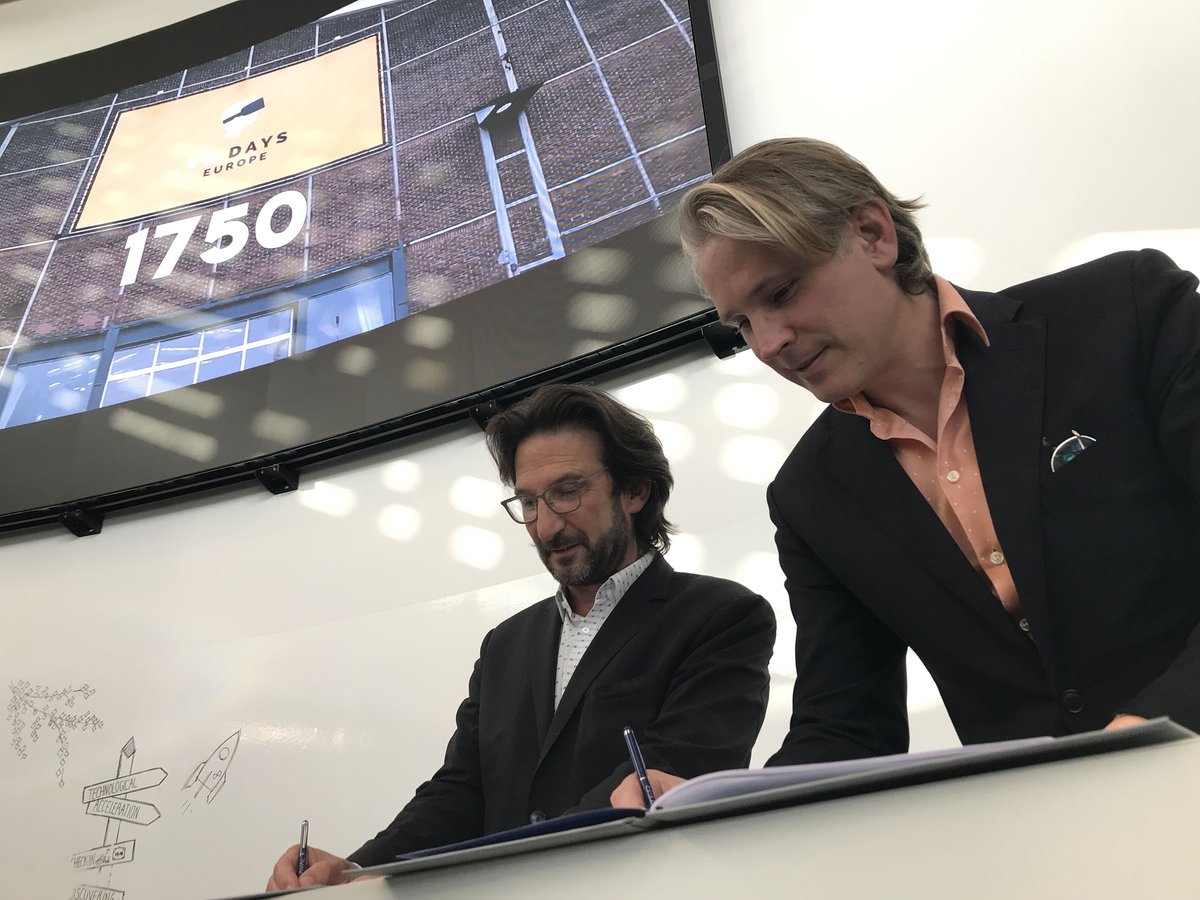 lavalvirtual's tweet photo. Nous avons le plaisir de vous annoncer que lors d’une cérémonie ayant eu lieu hier soir, Laval Virtual s'est associé avec @VRDays, le grand rendez-vous #VR / #AR en Europe du Nord. On vous en dit plus dans ce dernier article ➡️https://t.co/FuepS71Cay https://t.co/9C1mdwWWs4