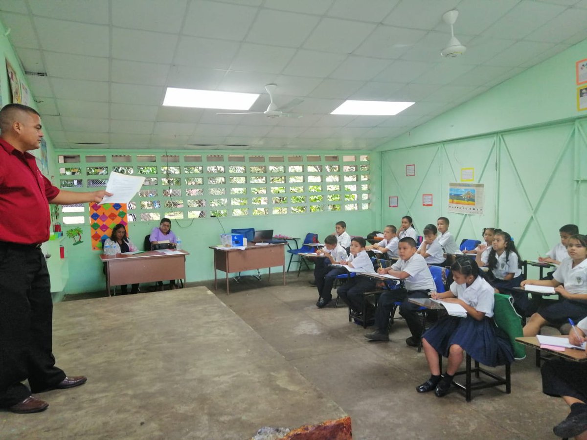 senacyt's tweet photo. En estos momentos se realiza el desarrollo de clase de #HagamosCiencia por maestros de la escuela de #Macano en el marco del intercambio pedagógico con docente de la Escuela Hipólito Pérez Tello de #Herrera https://t.co/YnXDa5mqgE