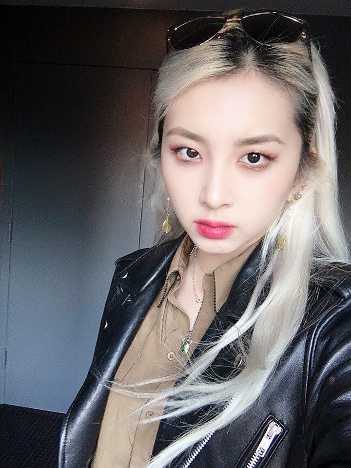 KARD_Official's tweet photo. [#지우 #JIWOO]
히든이들을 위해 지우가 남기고 간 사진들📸

지우가 있는 곳은 지금이 1004 TIME😇
한 번 더 지우의 생일을 축하해주세요🎂🎉

#HAPPY_JIWOO_DAY🥳
#QueenJiwooDay👑 https://t.co/JfFlm1XWBN