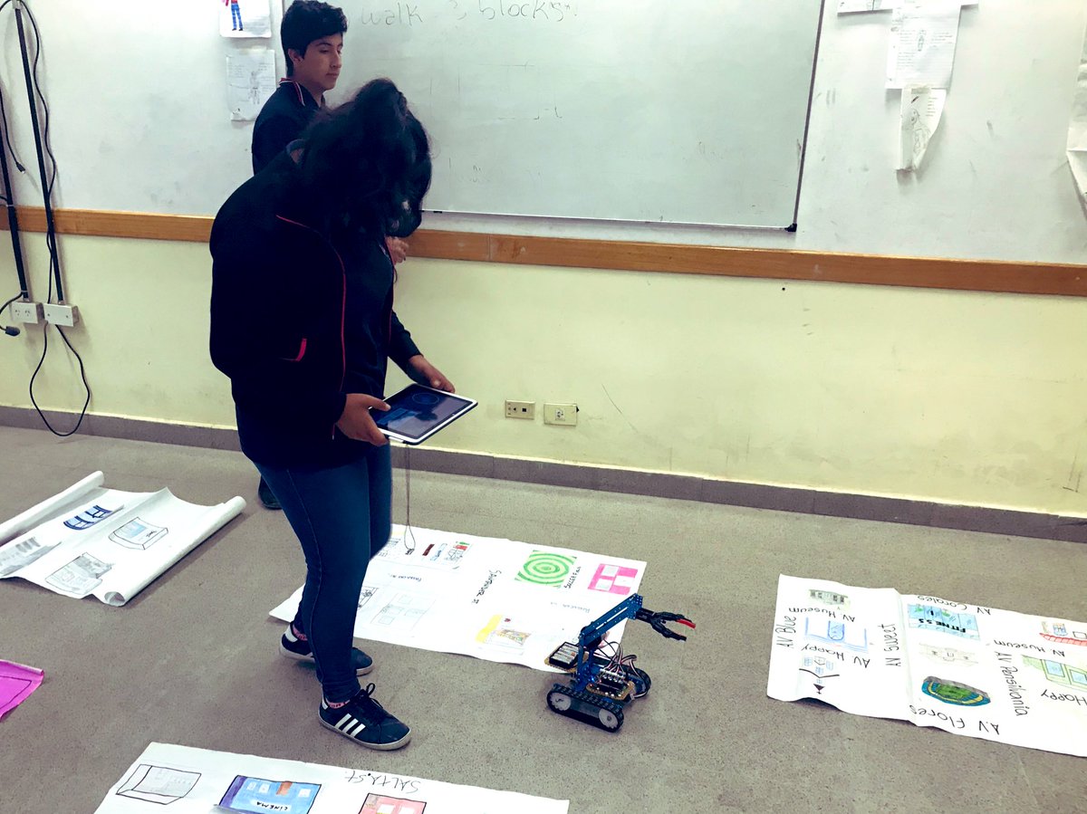 MarcePcx's tweet photo. En la #EEM1DE21 seguimos incorporando la #roboticaeducativa en las aulas https://t.co/DMD3Demdg6