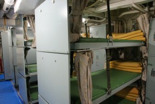 あっくん なんか 隊舎の集団生活が居住環境が とことあるごとに言っては批判する方がいるようですが ここで護衛艦の居住区をご覧ください T Co U0wamoneef Twitter