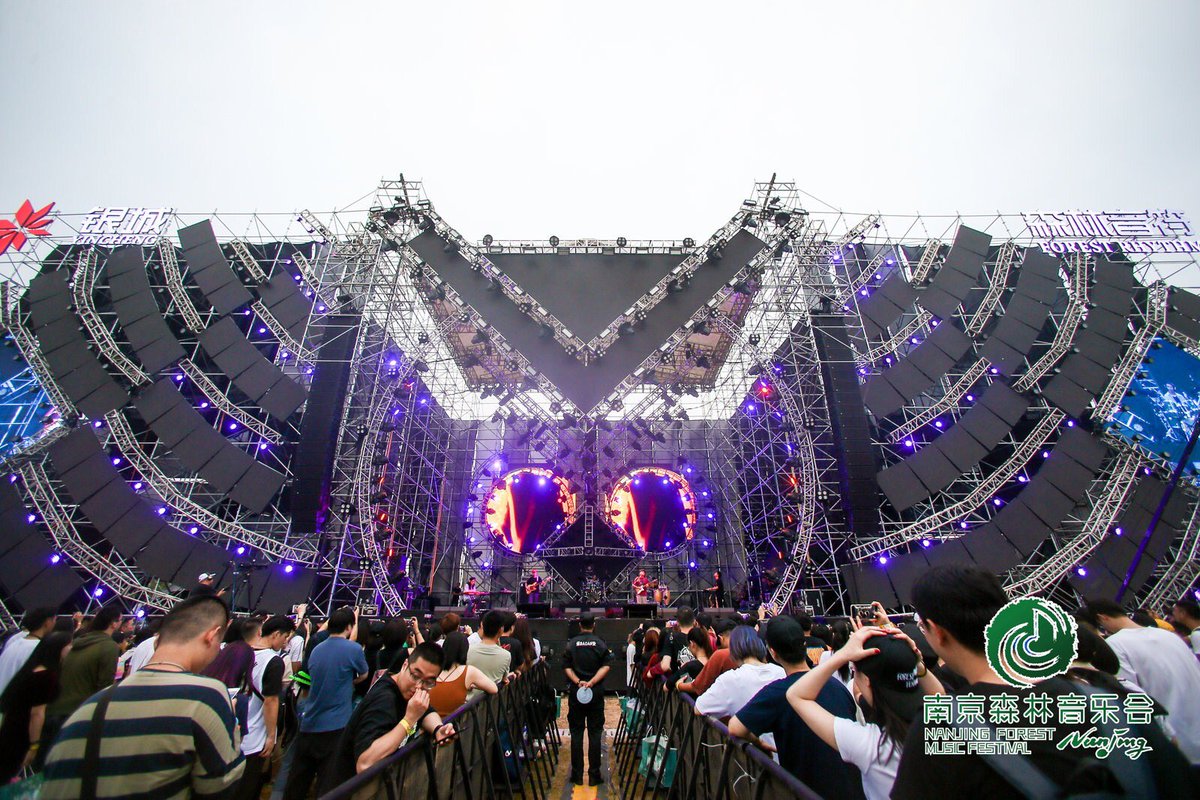 2019 Nanjing Forest Music Festival—the much-participated outdoor music carnival which is held annually, kicked off tonight. Well-known musicians and bands from home and abroad, such as kalascima, Jony J, A-Lin, gave wonderful performances. Tons of fun this night!