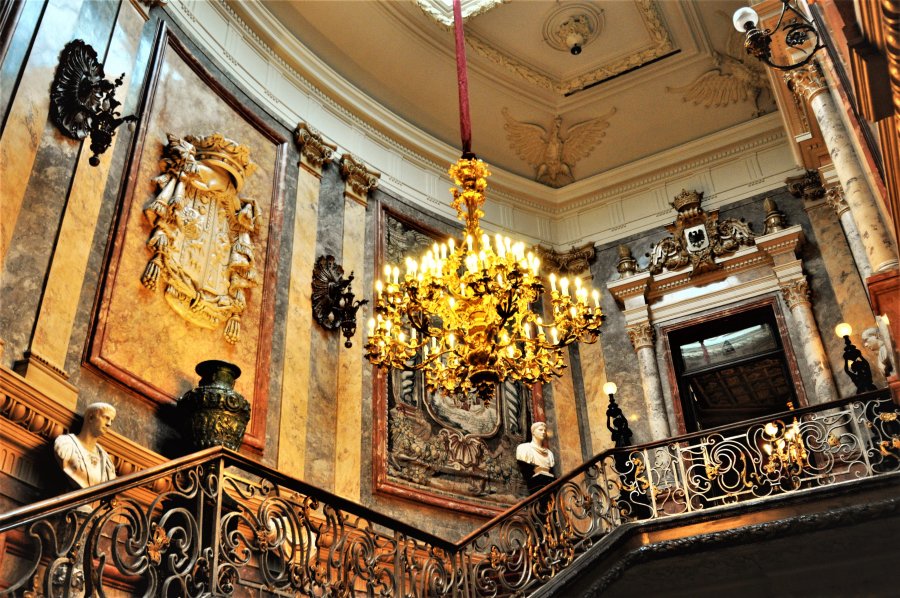 世紀初頭の空の色 Cvet Neba Nachala Go Veka בטוויטר 19世紀中頃には現在に近いエレベーターが王宮や富裕な貴族の宮殿にも見られた 一方ロシアではエレベーターのある宮殿にも階段の設置は義務づけられた 折曲がる階段 回り階段 壮麗な欄干のある階段は眼に