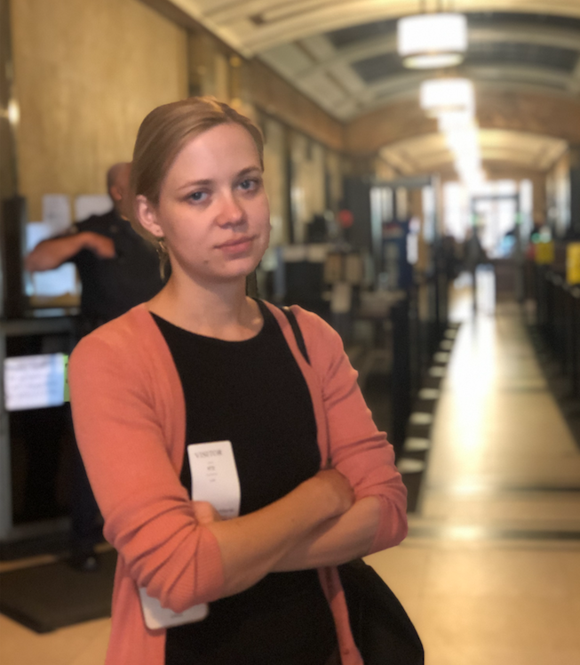 Справа от девочки. Маша слева. Блогер девушка зовут катя лайфхаки. Машоша. Лицо машеньки из мультфильма маша и медведь.