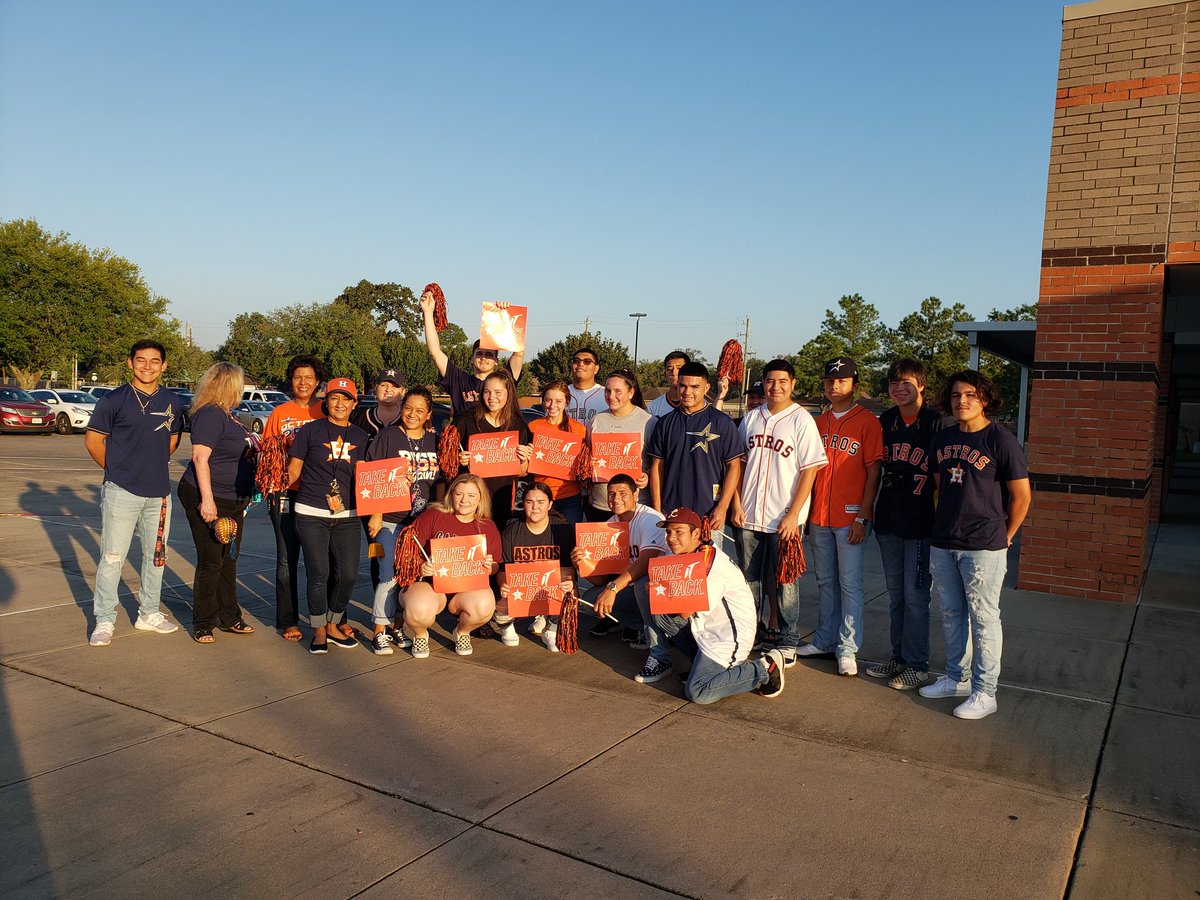 Gander baseball and softball players greeted #travistigers as they arrived at school today in Astros gear! <a href="/JustynValdez01/">Justyn Valdez</a> @bryceisntsingle @Ea2y3_ <a href="/meganfooox74/">megan fox❤️</a> <a href="/StuCoLee/">Lee StuCo</a> <a href="/RELBaseball61/">Baytown Lee Baseball</a> <a href="/GCCISD/">Goose Creek CISD</a> <a href="/CovestroBaytown/">Covestro Baytown</a> #STEM <a href="/astros/">Houston Astros</a> <a href="/OrbitAstros/">Houston Astros Orbit</a> #AstrosSpirit