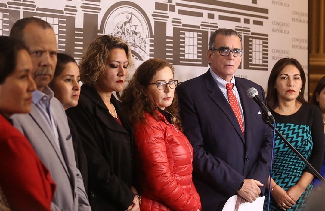 sergiosanabria4's tweet photo. Los disuelven, se aferran a sus beneficios, pero no calcularon:
-Caminar como civiles y q el pueblo los repudie
-Visitar a Keiko y q el INPE no los deje entrar
-Viajar y q Migraciones rechace su pasaporte diplomático
-Que hasta el Sr d los Milagros no los visite x estar disueltos https://t.co/YMpyuqyI3H
