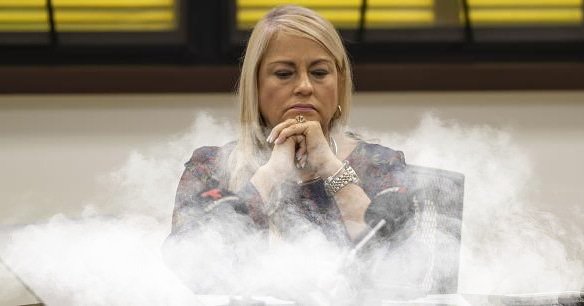 Moluskein's tweet photo. La gobernadora Wanda Vázquez prohibirá entre 4 a 6 meses la venta y uso de productos de cigarrillos electrónicos, (vaping) en lo que el CDC y la FDA se expresen sobre las consecuencias a la salud. En USA, 6 personas han muerto por pulmonía relacionada al uso de estos productos. https://t.co/ekaab7VcCa
