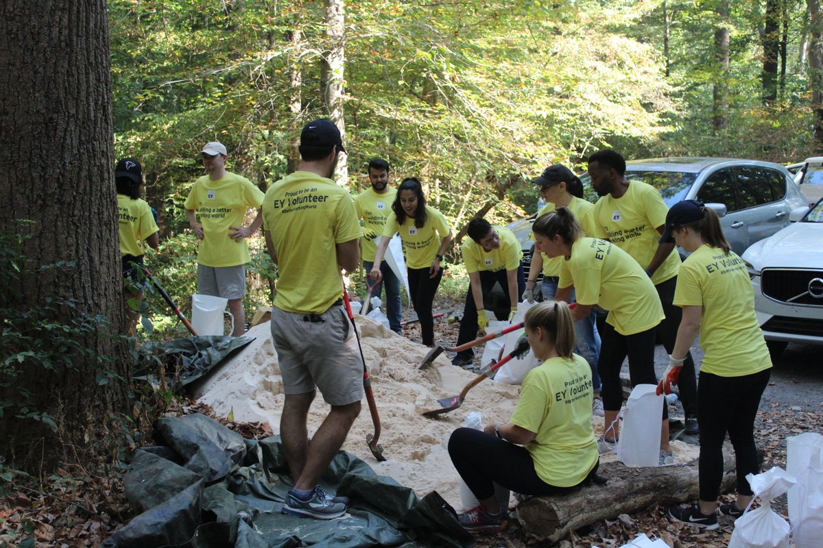 FrazerCenter's tweet photo. BIG THANKS to the amazing volunteers from @EY_US who gave us a helping hand today! #EYConnectDay #EYConnect https://t.co/KrcgAZrXgq