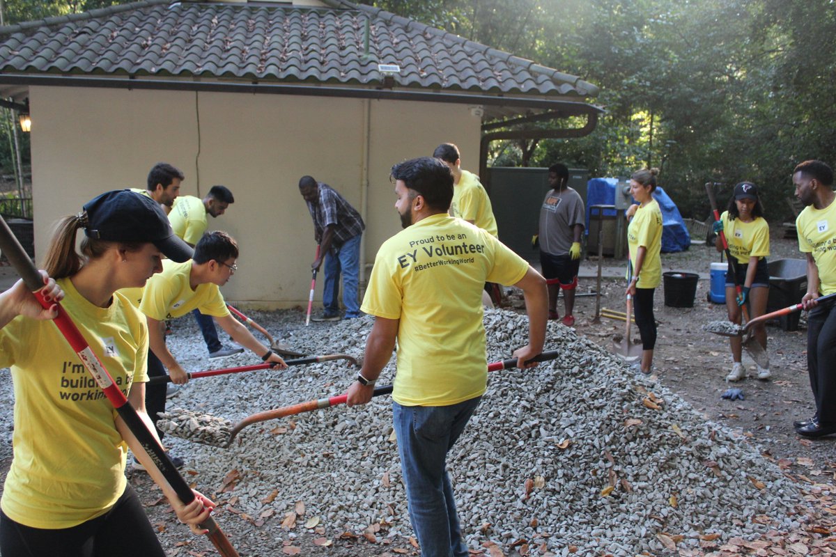 FrazerCenter's tweet photo. BIG THANKS to the amazing volunteers from @EY_US who gave us a helping hand today! #EYConnectDay #EYConnect https://t.co/KrcgAZrXgq