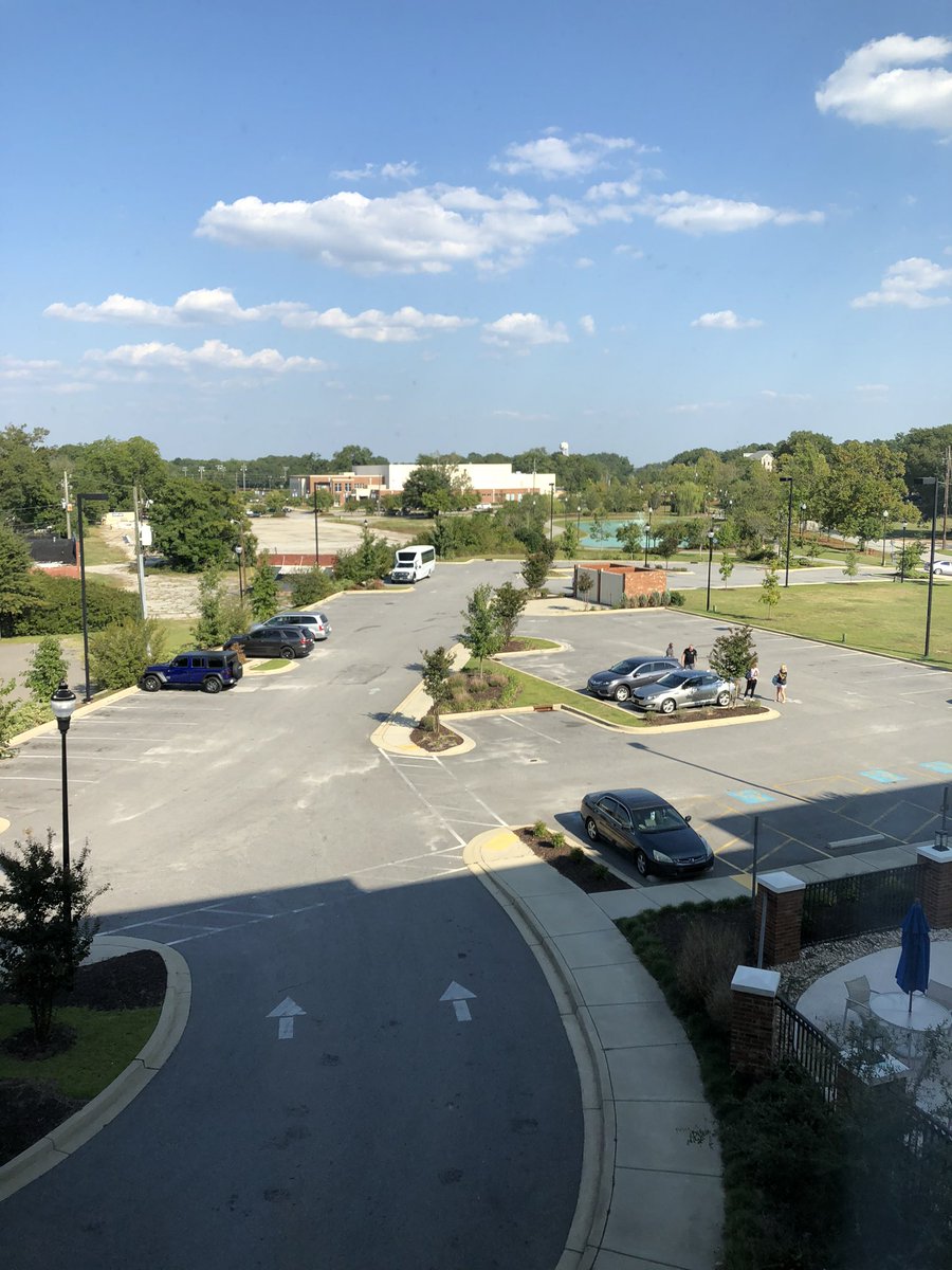 GetQuicker's tweet photo. Typical overnight hotel situation for me w/ @LRUVB . Big shoutout to Rob & @CenterStreetEat for preparing & packing nutritious #pregamemeals to fuel our #StudentAthletes . My hotel room view of the snake pit where 🐻🏐 will be in action tonight. #HomecomingontheRoad #HearUSRoar https://t.co/2hvEH0k1sB