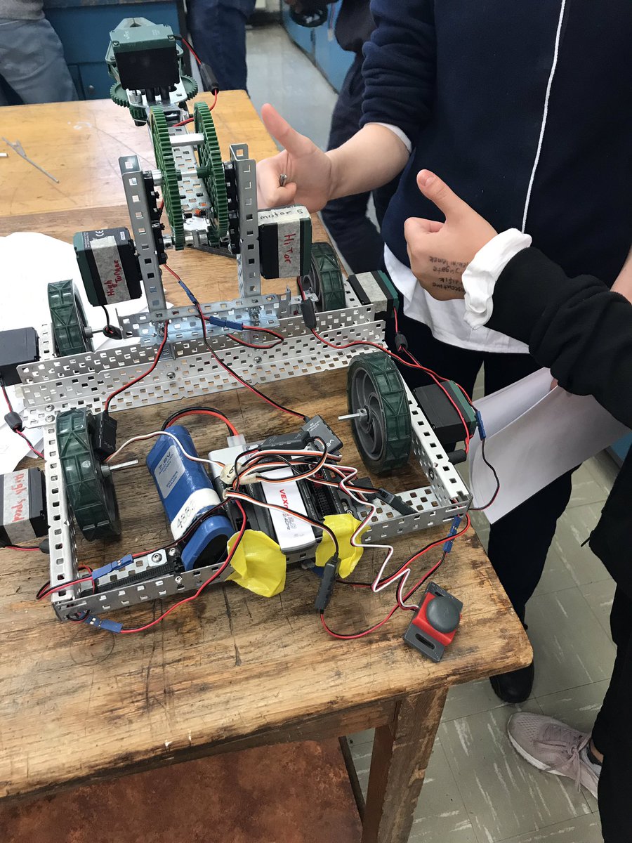 taymanwilson's tweet image. @WestdaleSS Robotics Team is 25 students strong and building the future! @RoboticsHWDSB @westdaletech