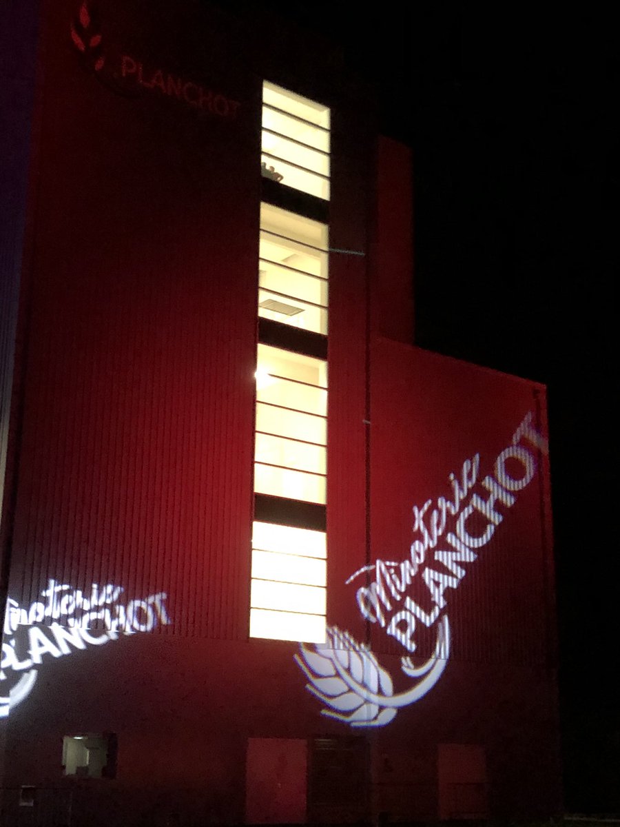emmanuelchopot's tweet photo. La Poulichette, une baguette made in Vendée (St-Paul-en-Pareds) chez le minotier Planchot, qui fêtait ce soir un moulin flambant neuf 👍 #MadeinVendee https://t.co/Dm4le1MNXI