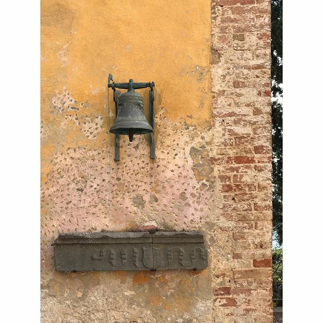 vpinniger's tweet photo. The golden hue of Tuscan ochre. So gorgeous. #tuscany #colours #paint #clay #italy🇮🇹 @montestigliano https://t.co/TUqybzwaxa https://t.co/K26svb8rho