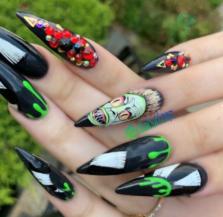 inmnails's tweet image. A ghost with the most, babe! Double tap if you love Beetlejuice! Beautifully done by @bellabuttonz #inm #inmnails #nailart #beetlejuice #halloween #art