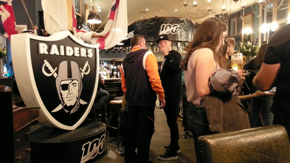 #rannflsüchtig #rannfl 
Ist irgendwer schon am Start in der Raider-Bar in London 
<a href="/Icke41/">Icke Dommisch</a> <a href="/EsumePatrick/">Patrick Esume</a> <a href="/BjoernWerner/">Björn Werner</a> <a href="/stecker_jan/">Jan Stecker</a>
