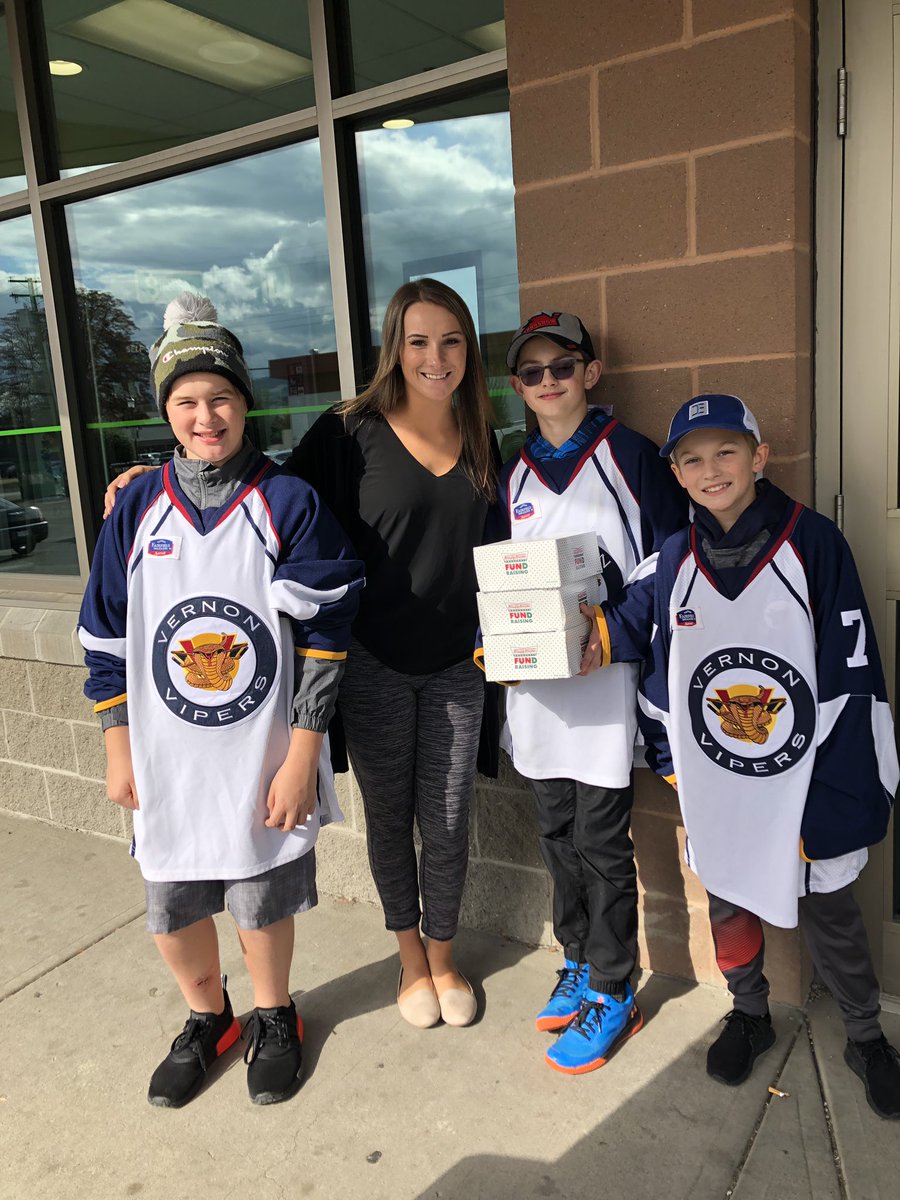 shaaylantaylor's tweet photo. Vernon Main supporting Vernon Peewee Minor Hockey with a Krispy Kreme Donuts purchase! Score! @JenniferK_TD @brayshaw99 @sierra_benner https://t.co/NpOmpbRq3k